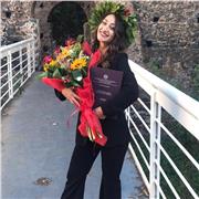 Laureata in filosofia, impartisce lezioni varie materie, scuola elementare, media e superiore